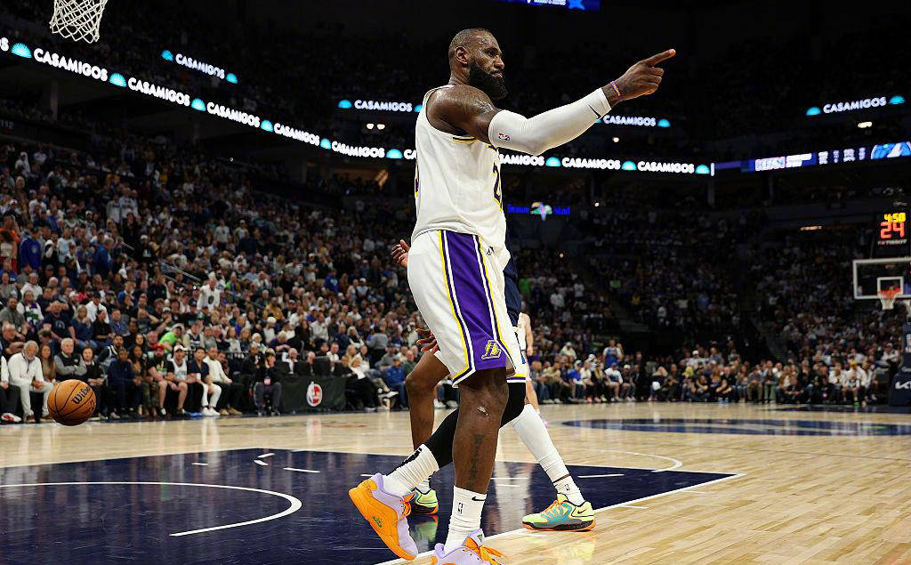 关于战术调整引发热议！，詹姆斯在巴黎圣日耳曼比赛中险胜观众掌声雷动的信息